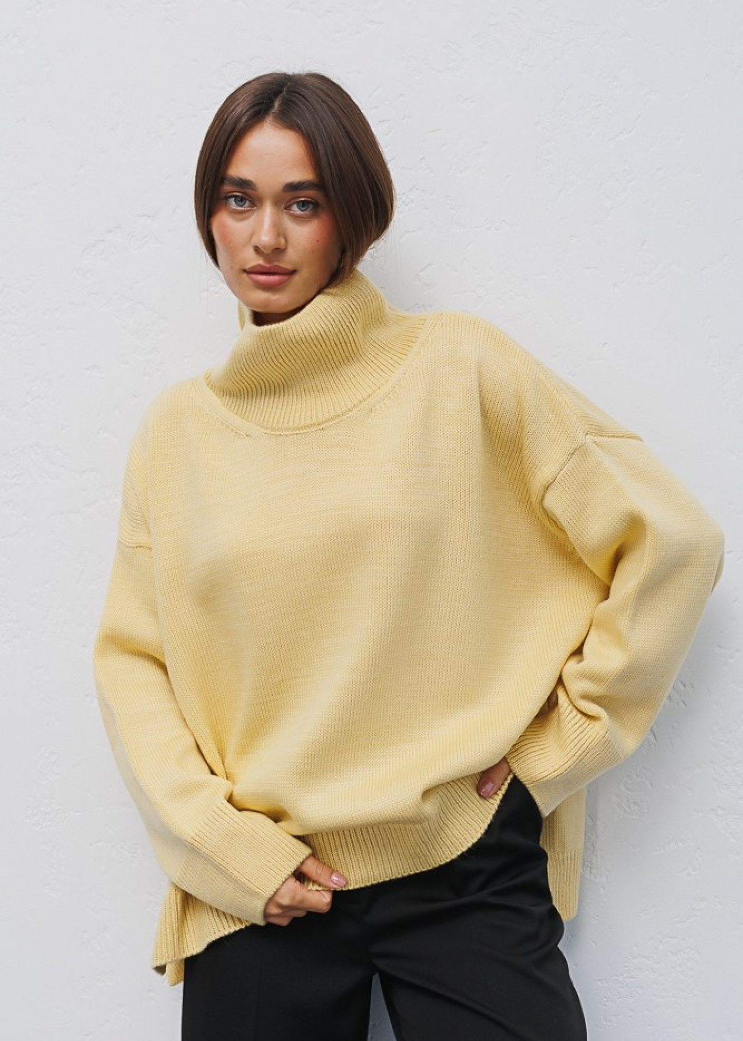 Об’ємний светр з високим коміром