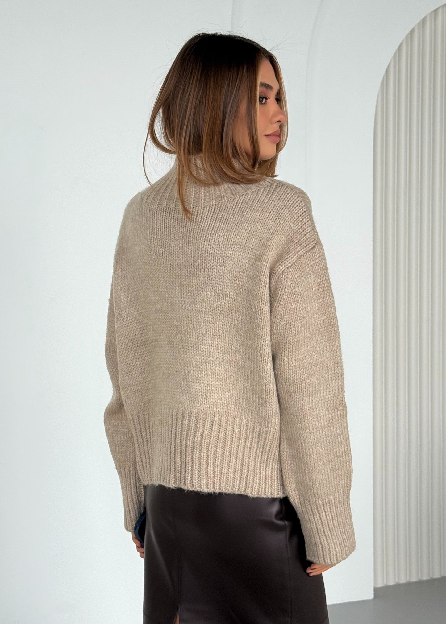 В'язаний светр з коміром