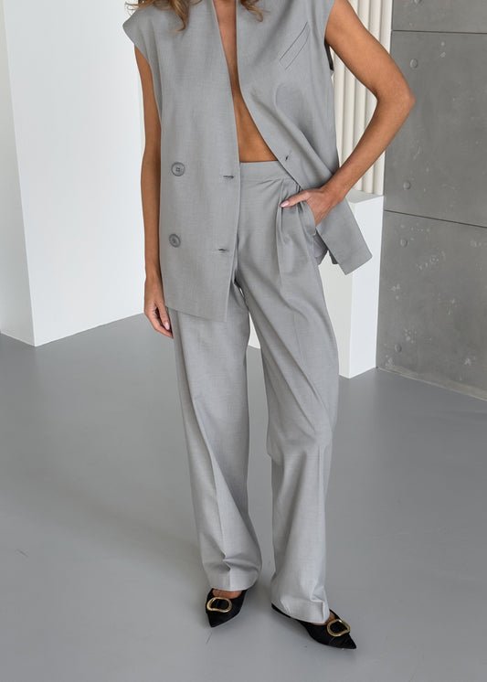 Cет з жилету та штанів в сірому кольорі