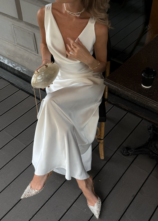 Сатинова сукня в довжині максі