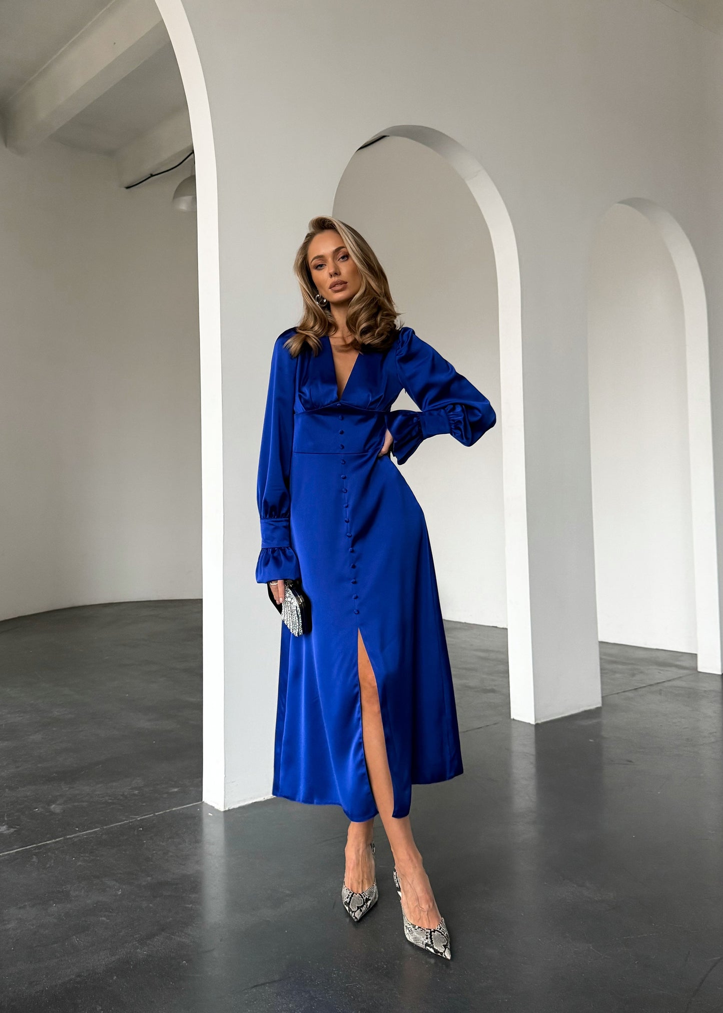 Сатинова сукня міді