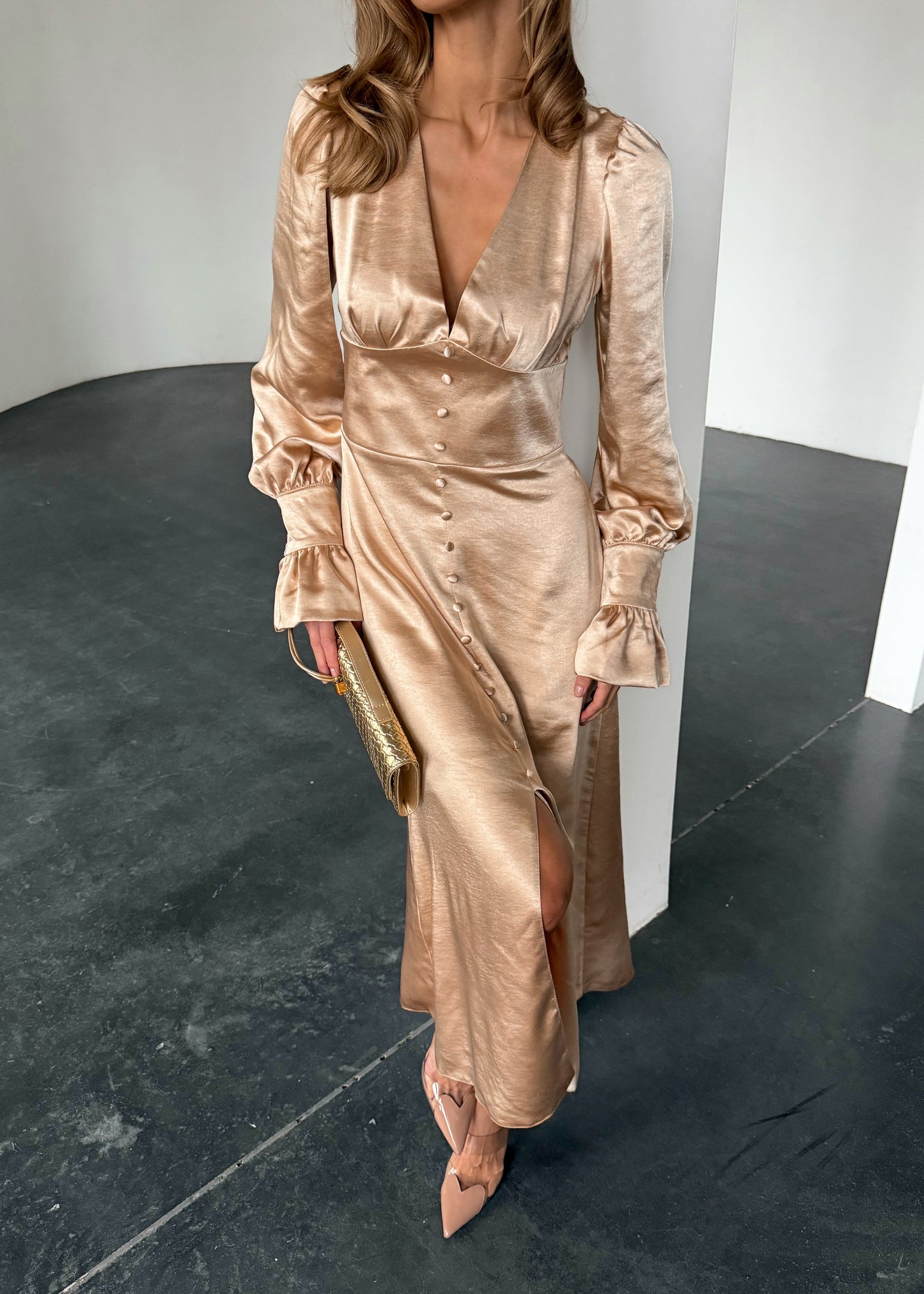 Сатинова сукня міді