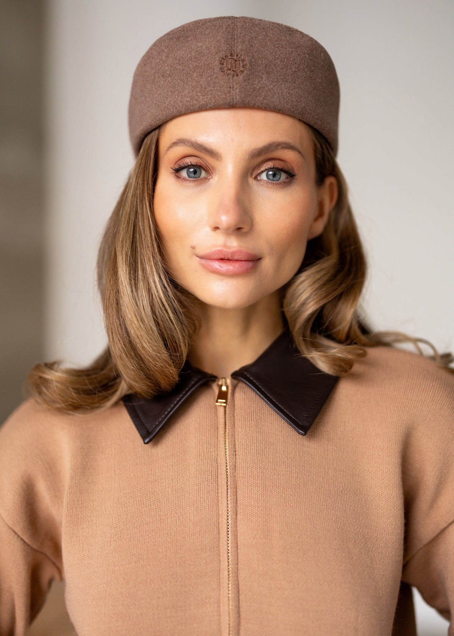 Джемпер з акцентним коміром