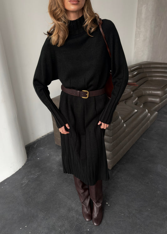 В’язана сукня в довжині міді