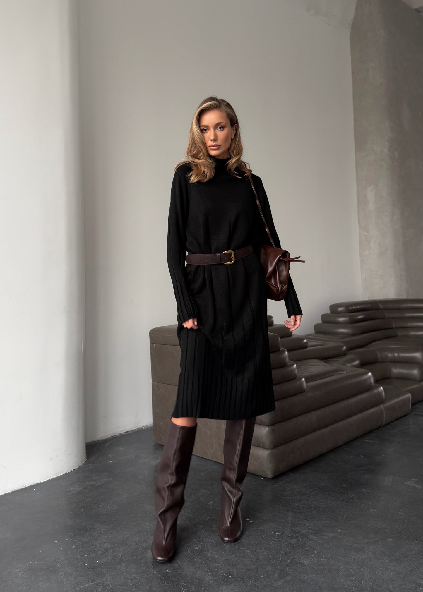 В’язана сукня в довжині міді