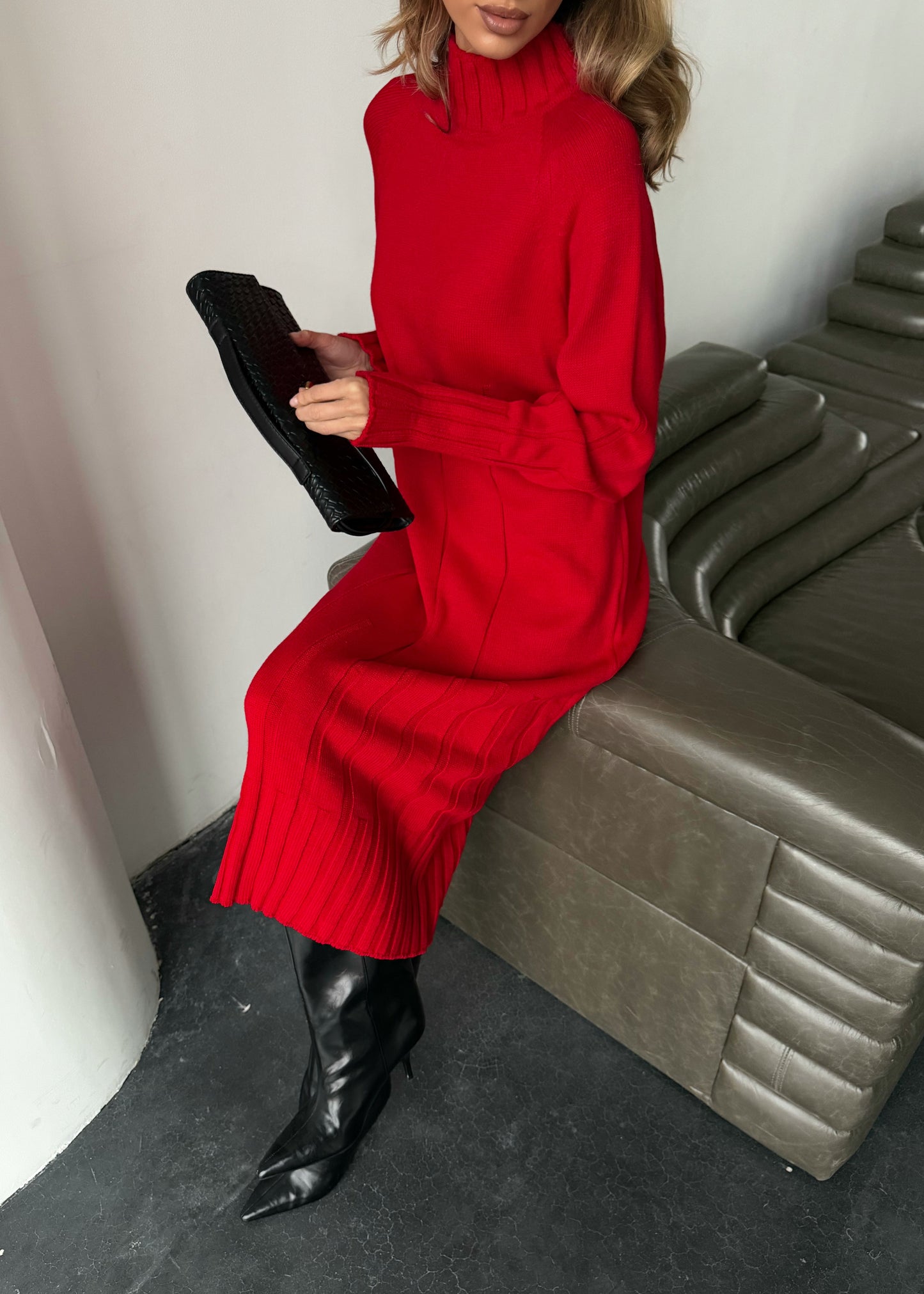 В’язана сукня в довжині міді