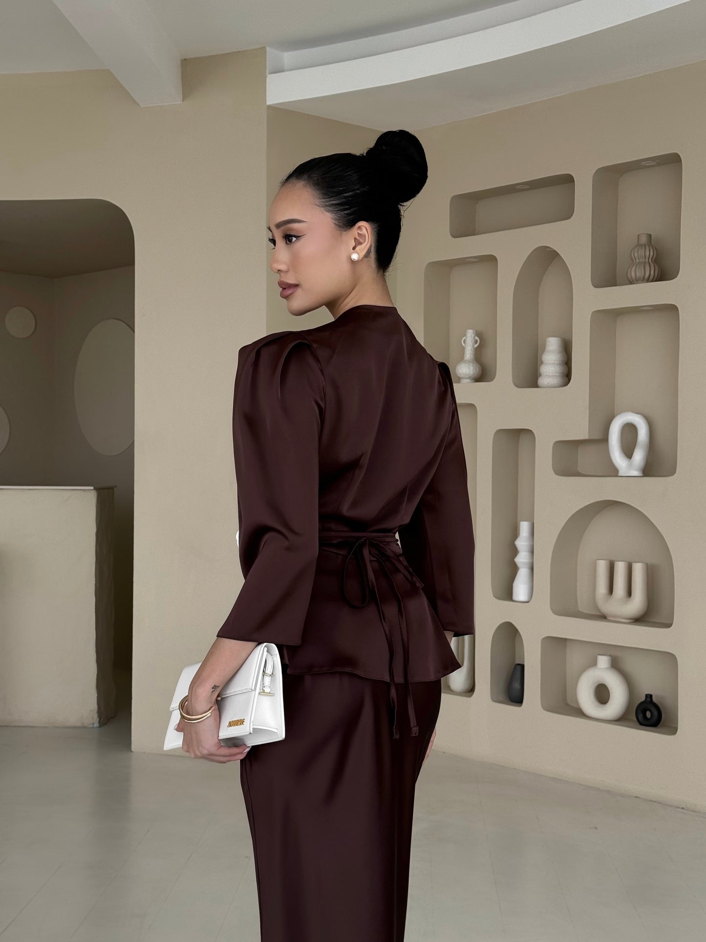 Комплект з блузою та спідницею міді