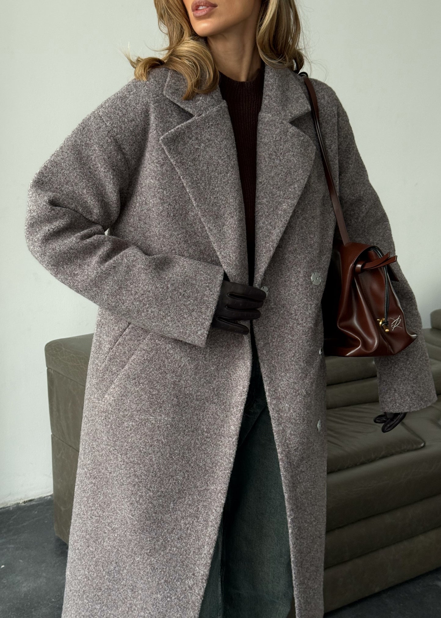 Зимове пальто з фактурної тканини