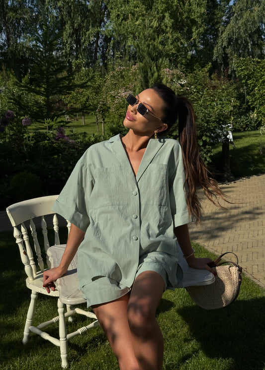Сет із вільної сорочки та шорт в оливковому відтінку
