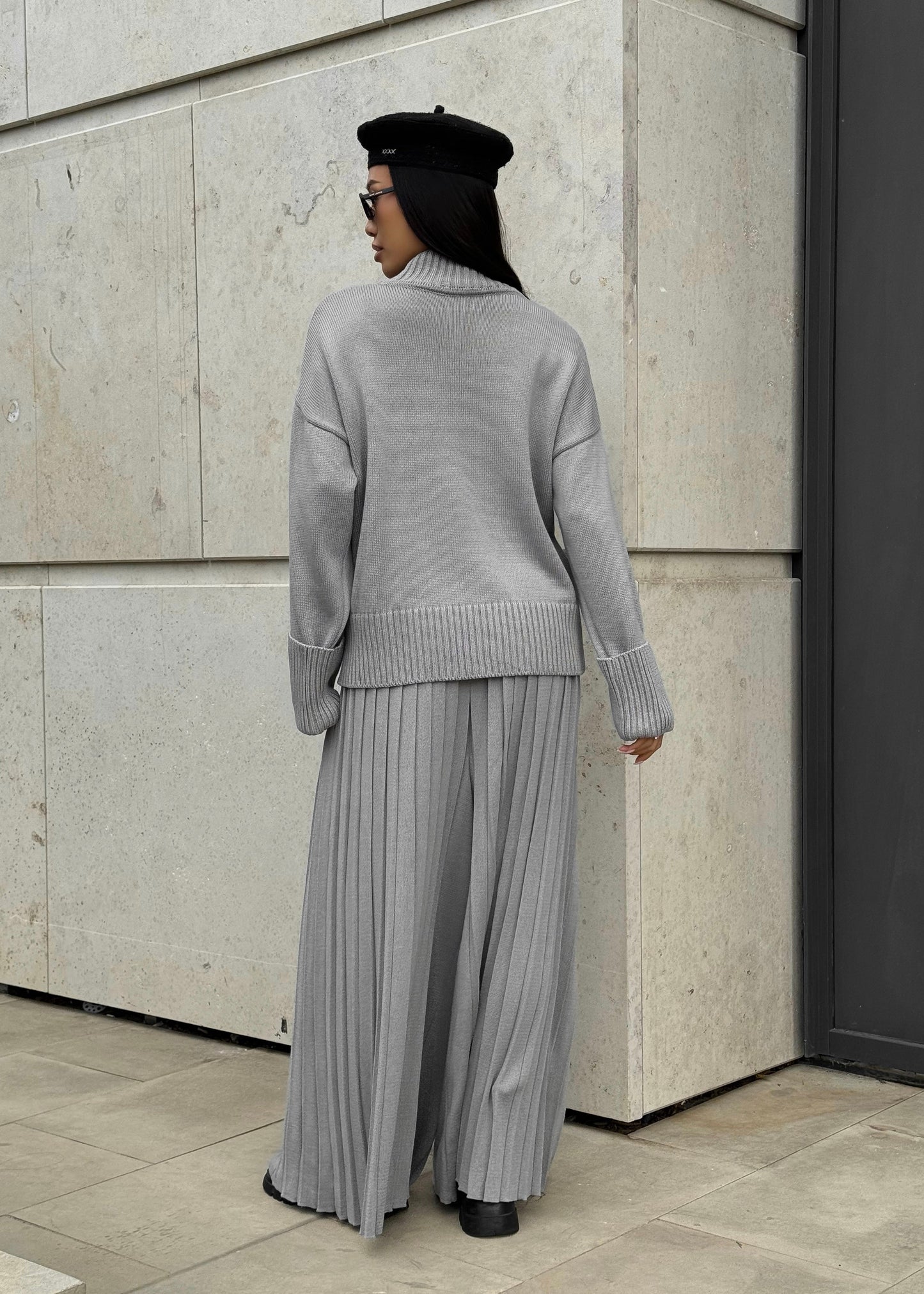 Сет зі светром та плісированими штанами