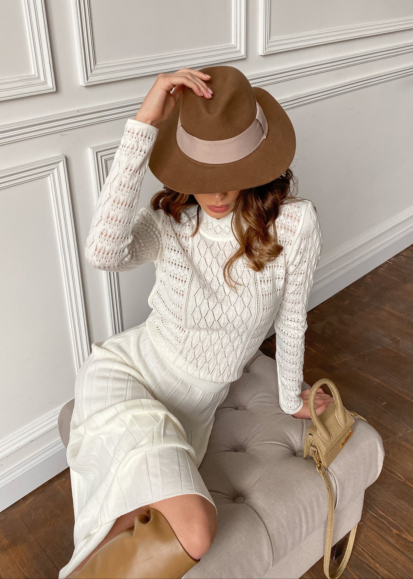 В’язана сукня міді з ажурним візерунком