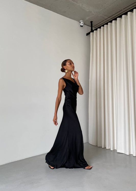 Сатинова сукня в довжині максі