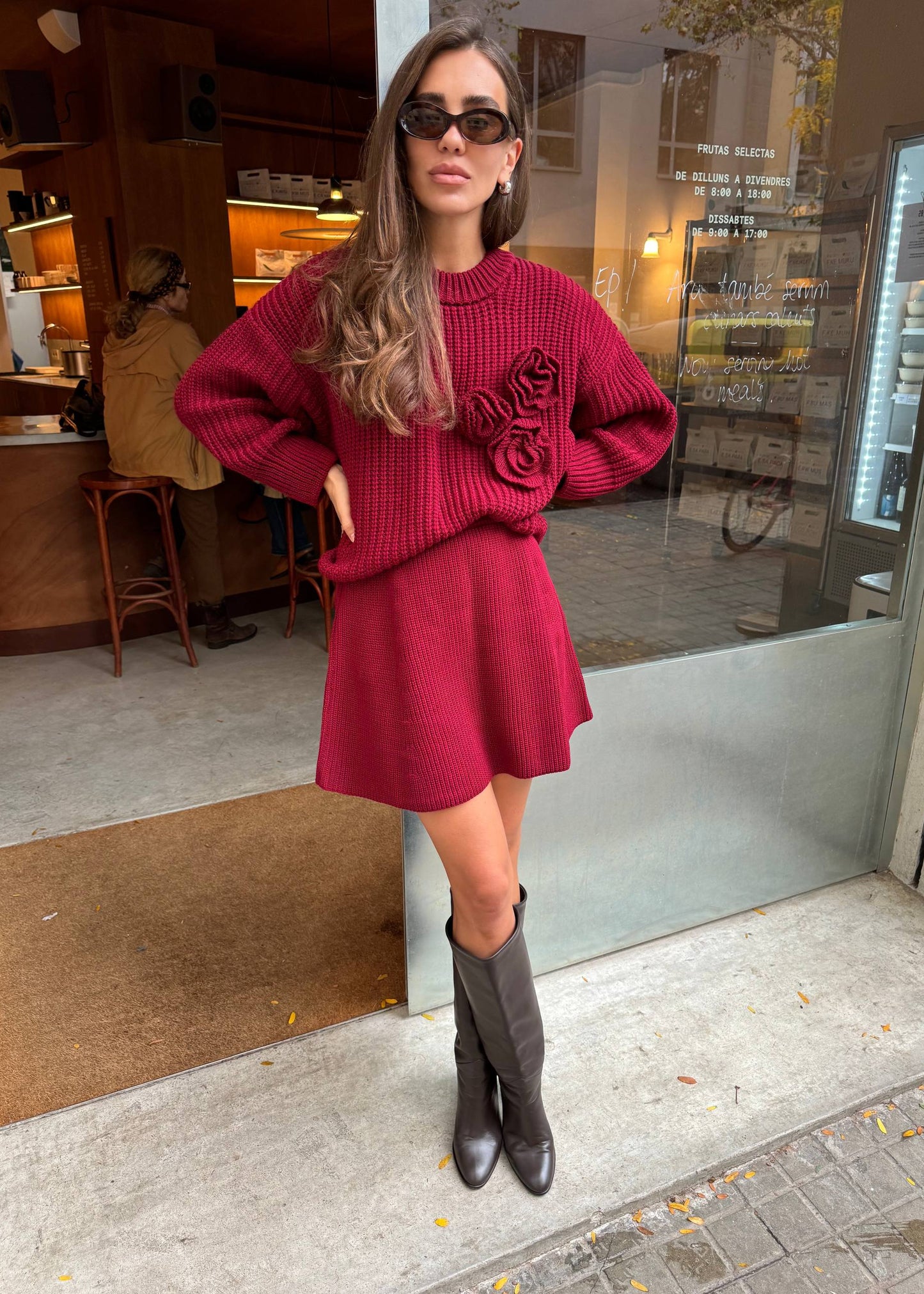 В'язаний сет з акцентними квітами