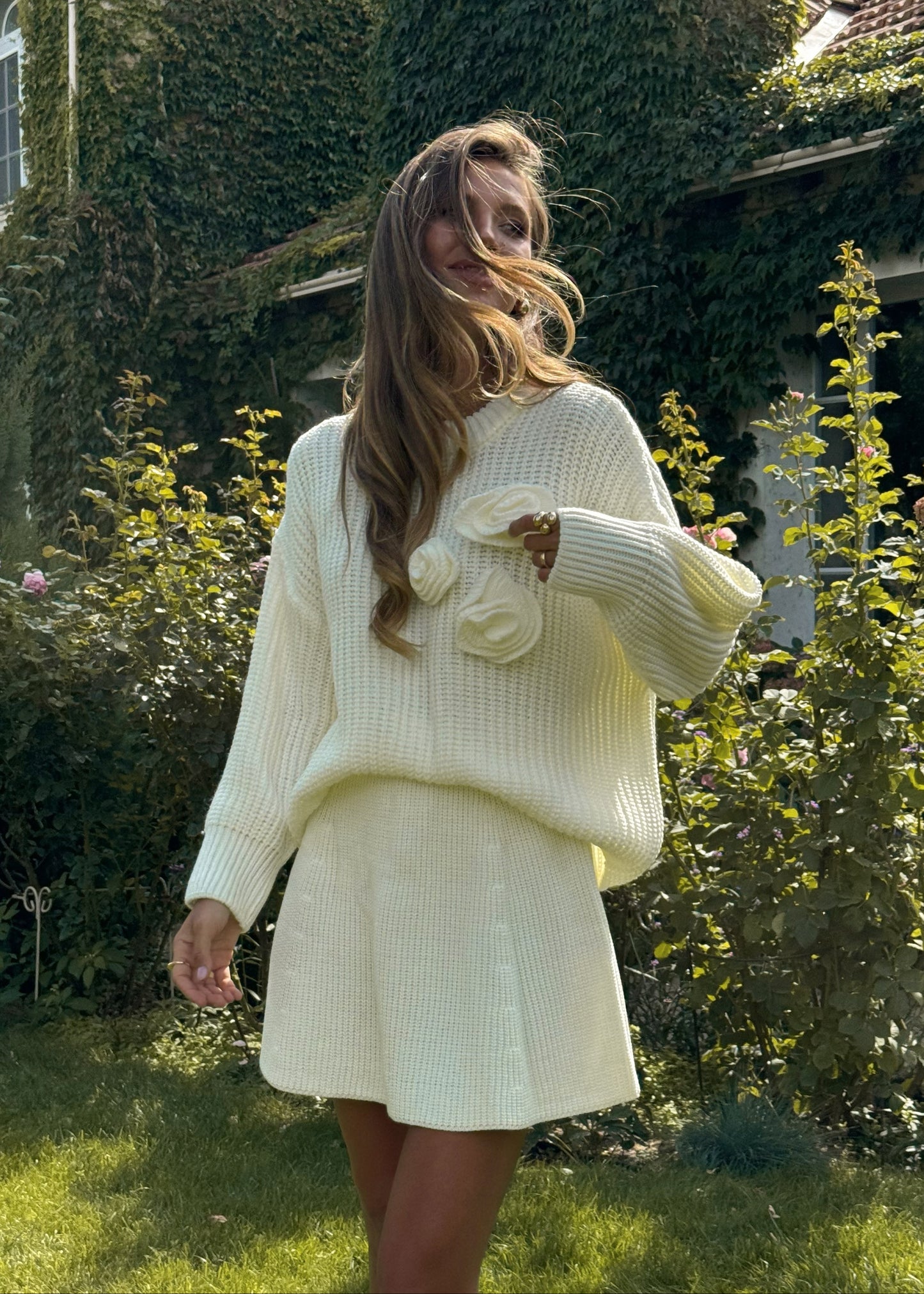 В'язаний сет з акцентними квітами