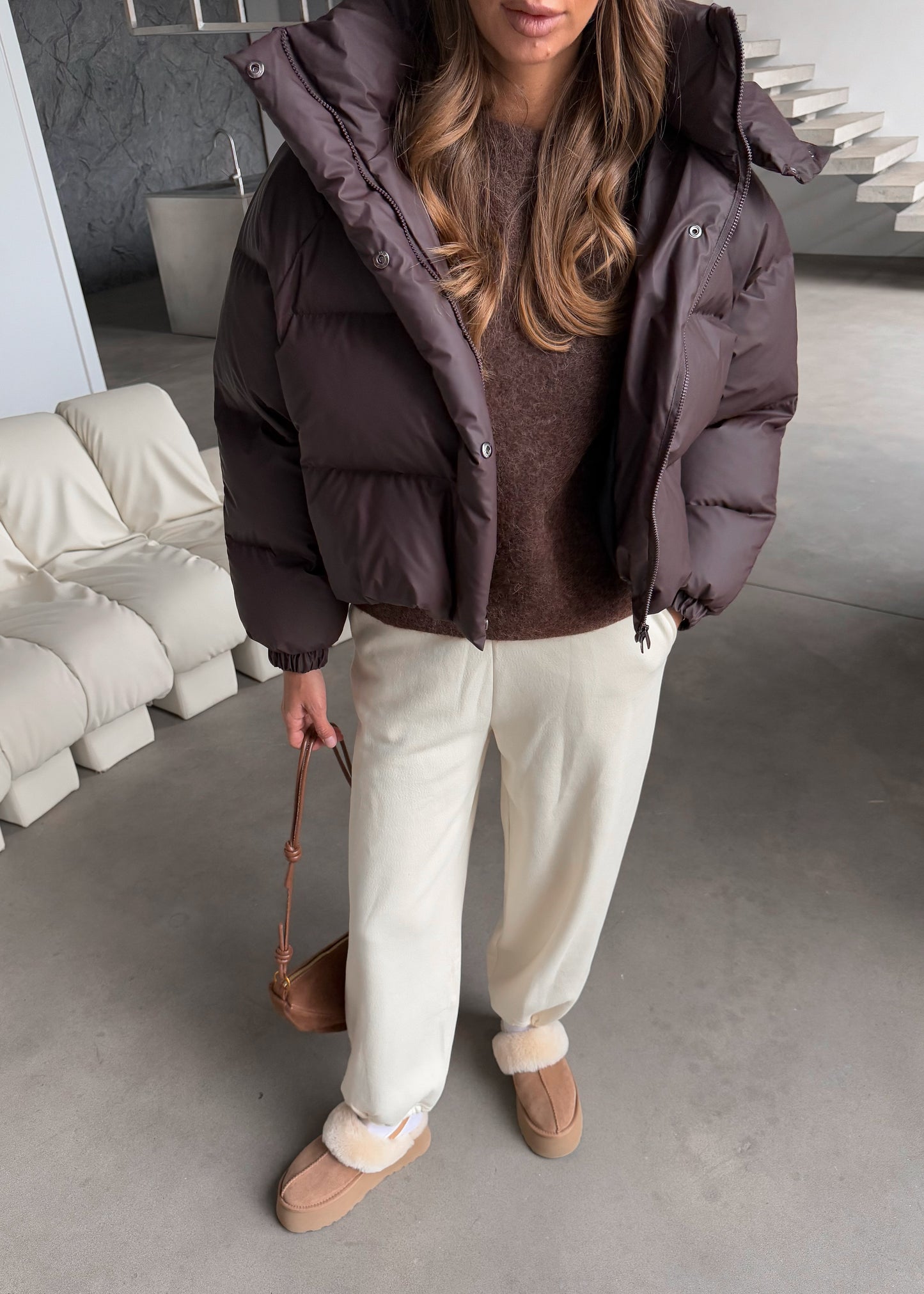 Вкорочений пуфер в коричневому кольорі