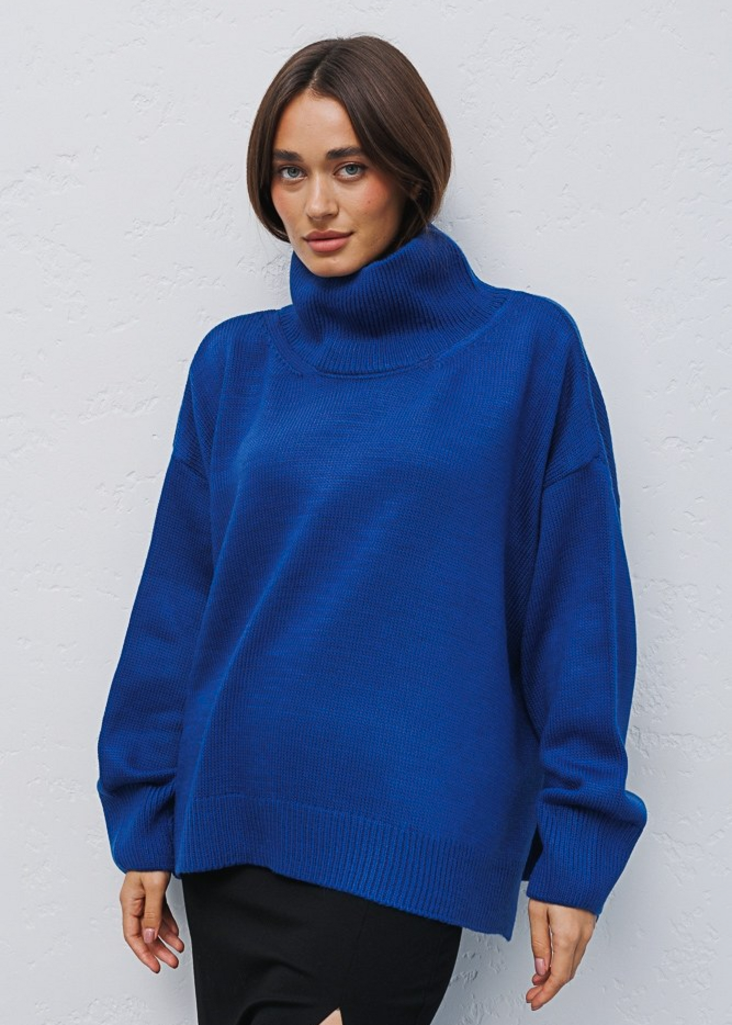 Об’ємний светр з високим коміром