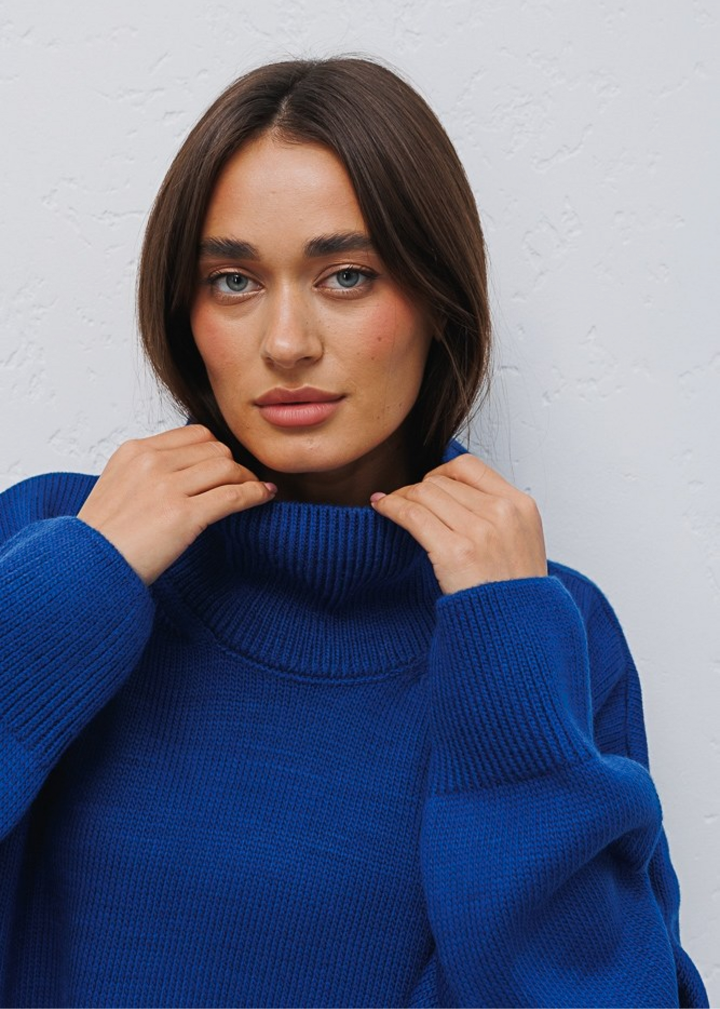 Об’ємний светр з високим коміром