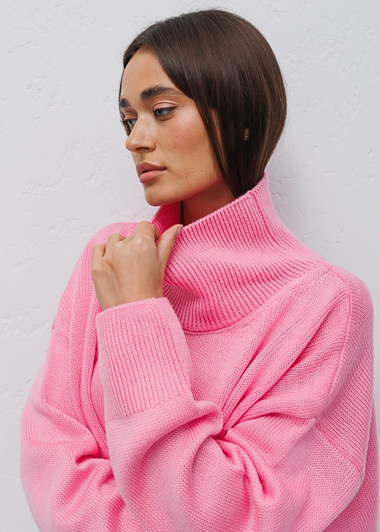 Об’ємний светр з високим коміром