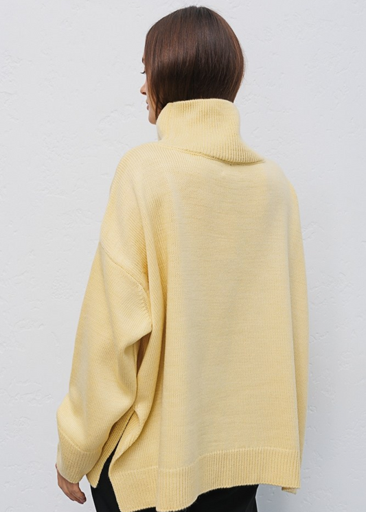 Об’ємний светр з високим коміром