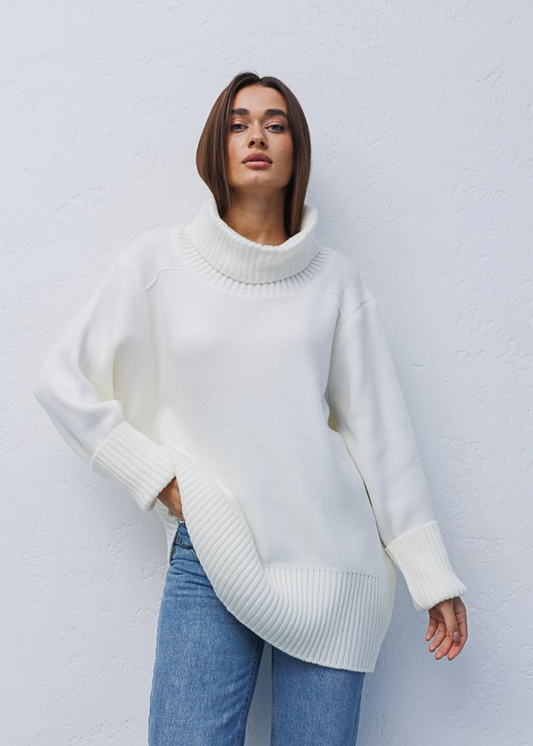 Подовжений светр з високим коміром