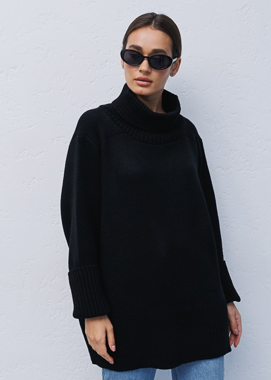 Подовжений светр з високим коміром
