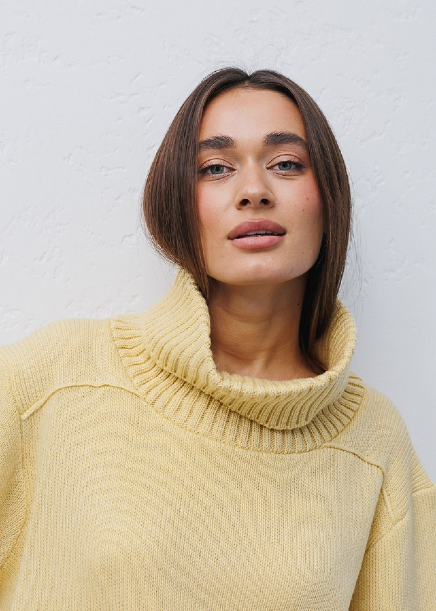 Подовжений светр з високим коміром