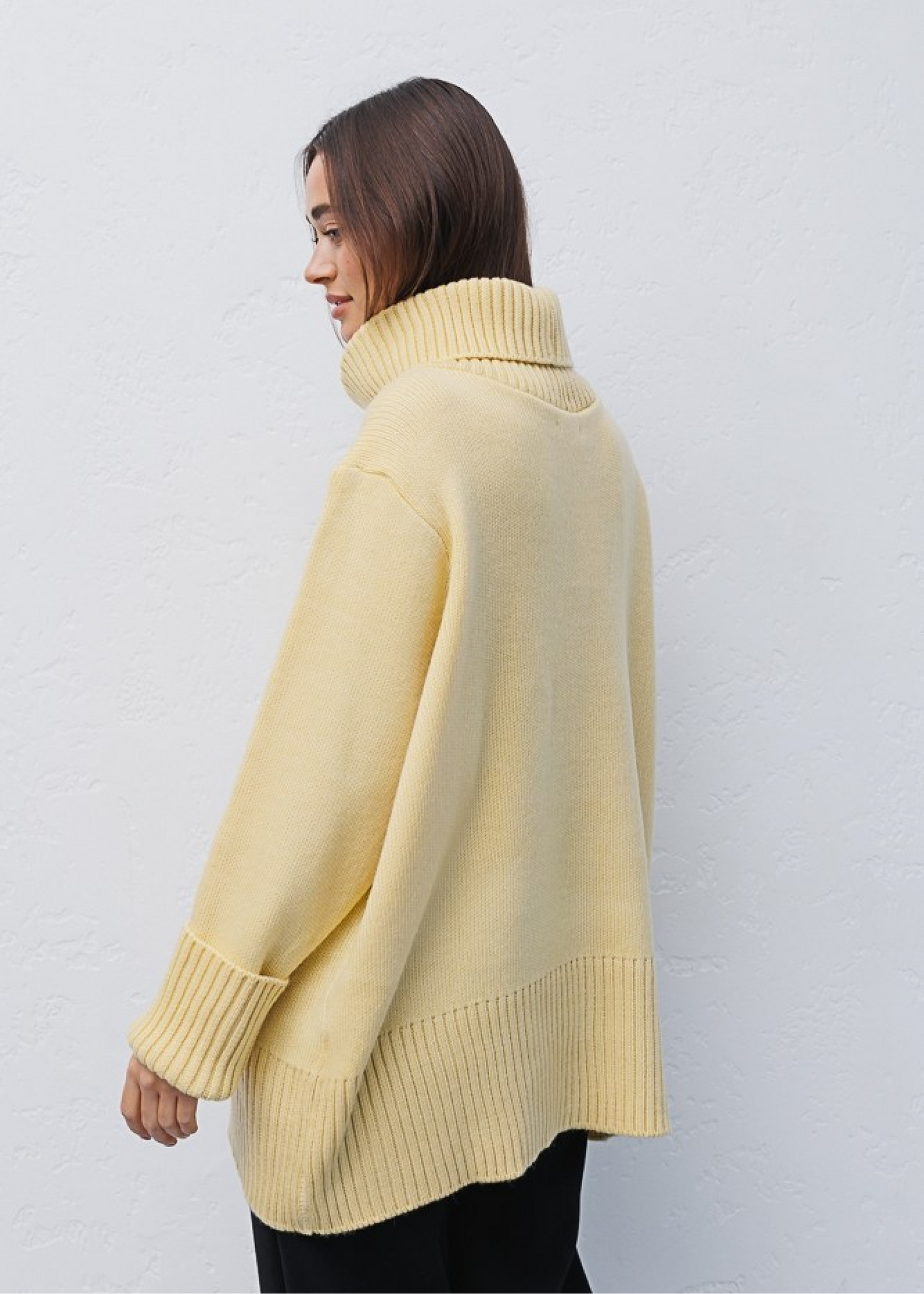 Подовжений светр з високим коміром