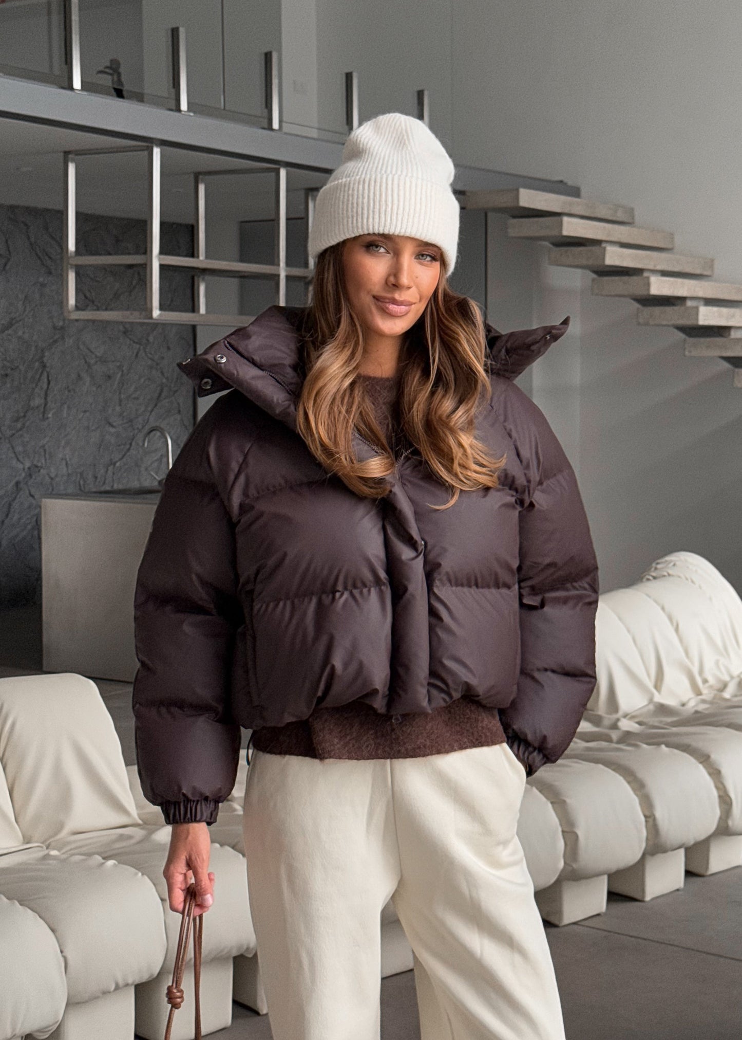 Вкорочений пуфер в коричневому кольорі