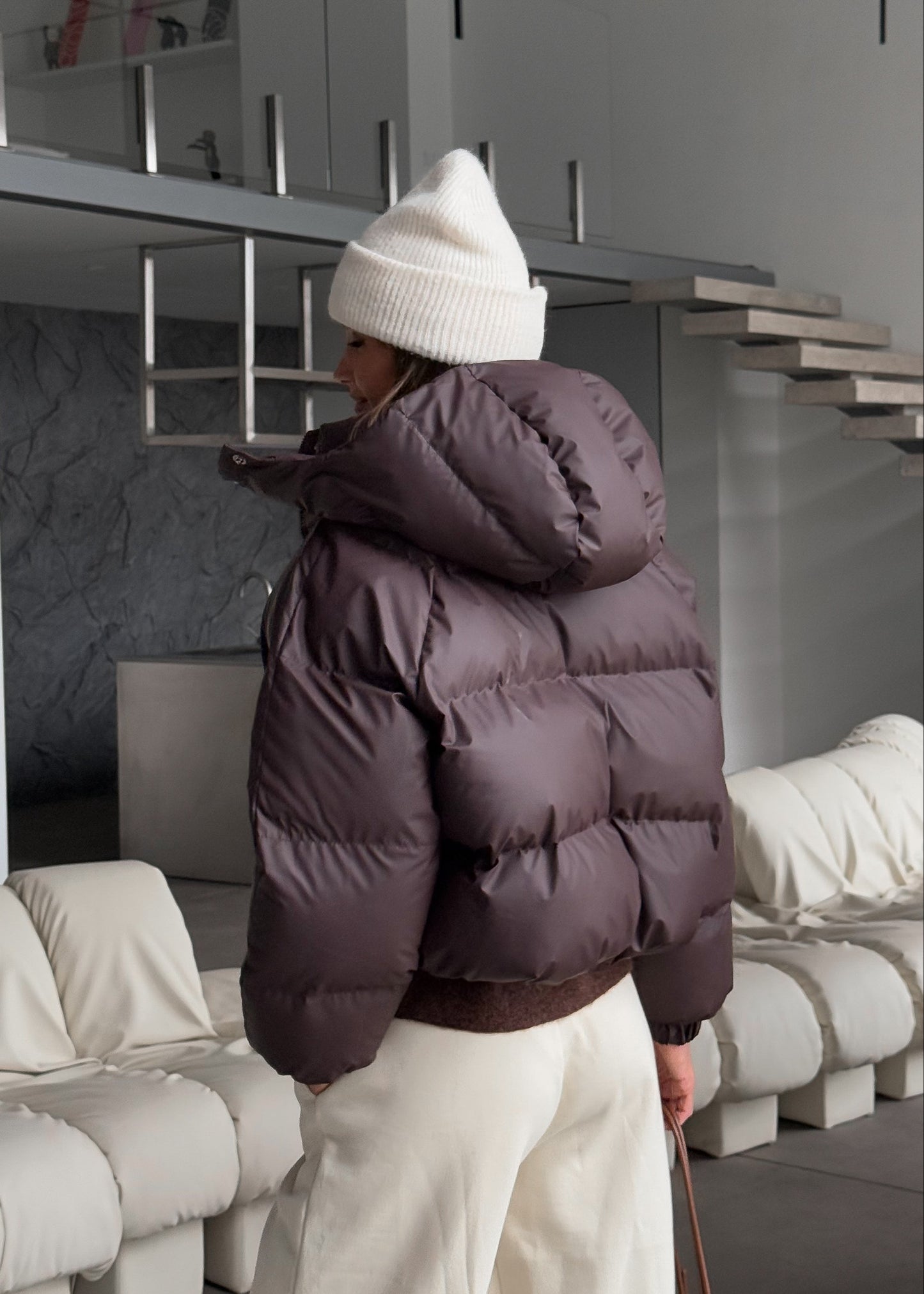 Вкорочений пуфер в коричневому кольорі