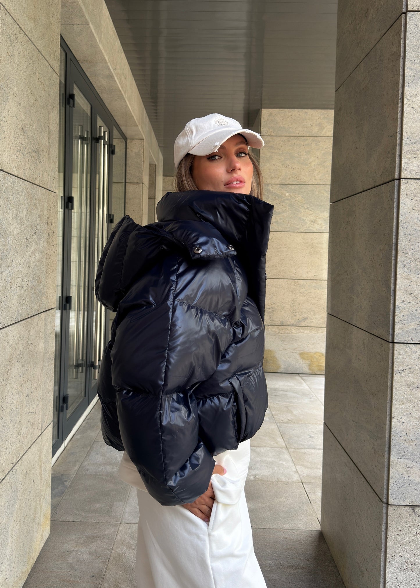 Вкорочений пуфер в темно-синьому кольорі