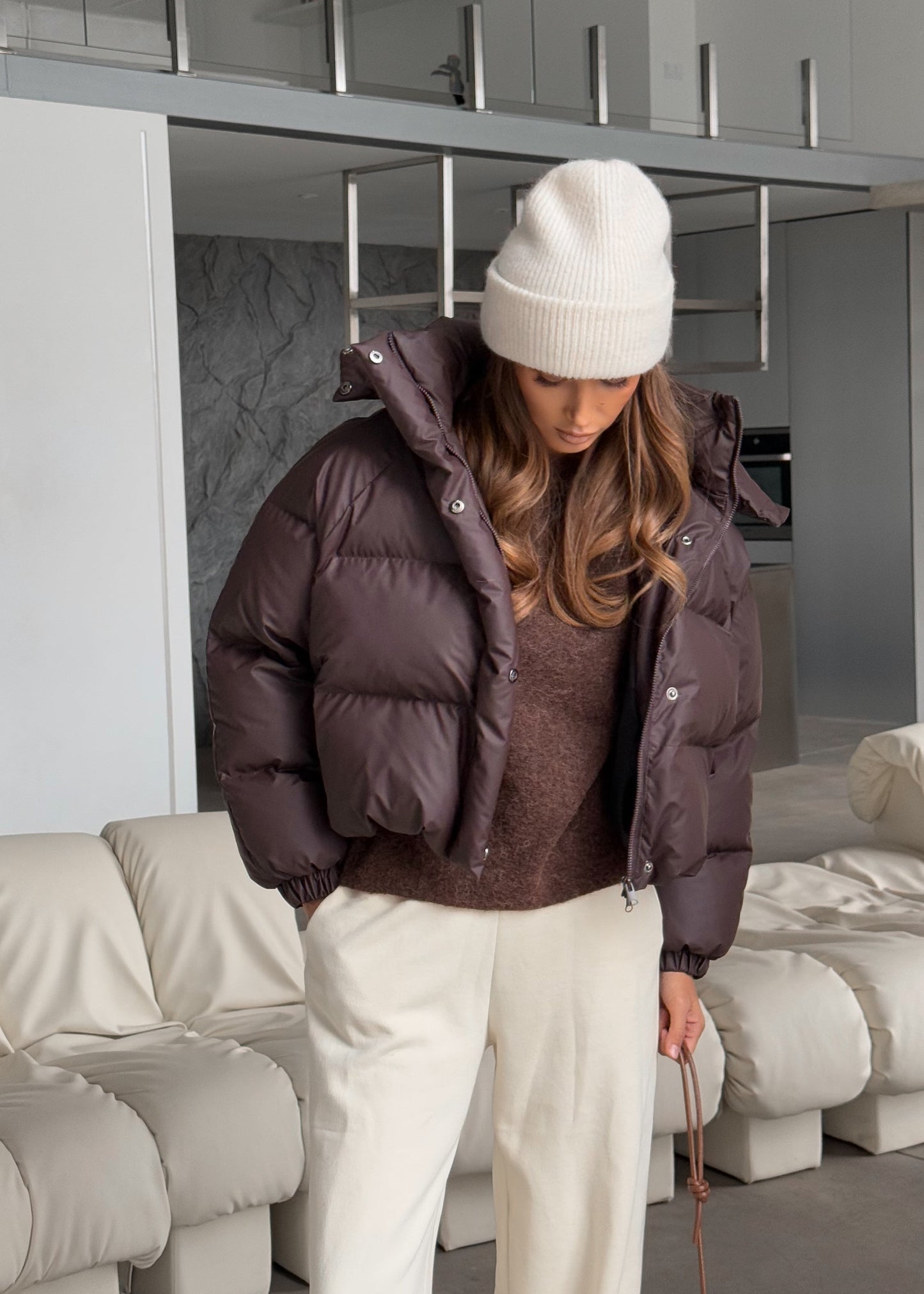 Вкорочений пуфер в коричневому кольорі