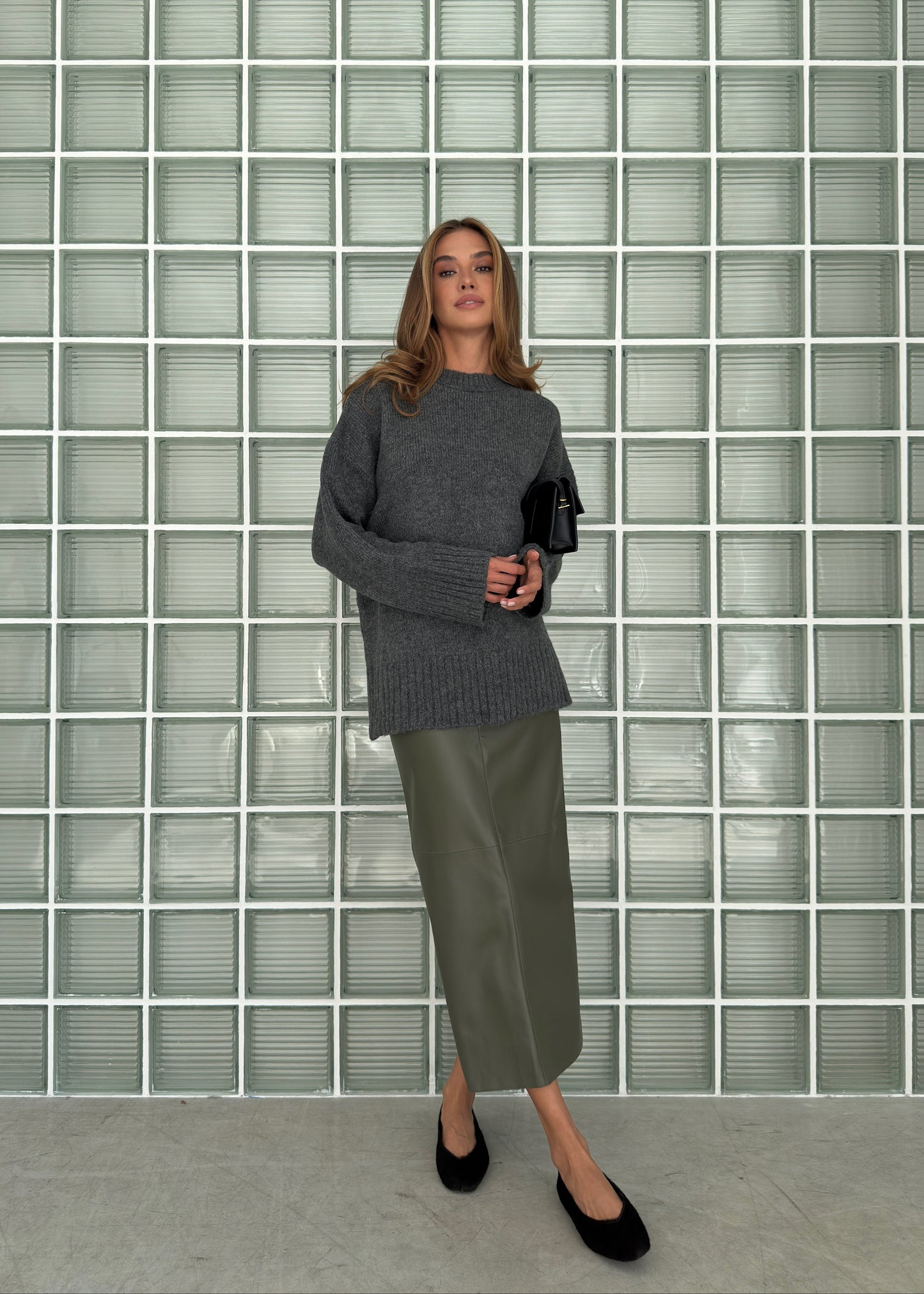 Спідниця міді з екошкіри