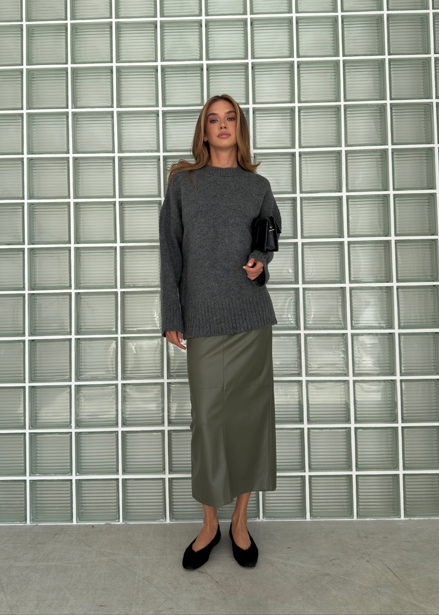 Спідниця міді з екошкіри