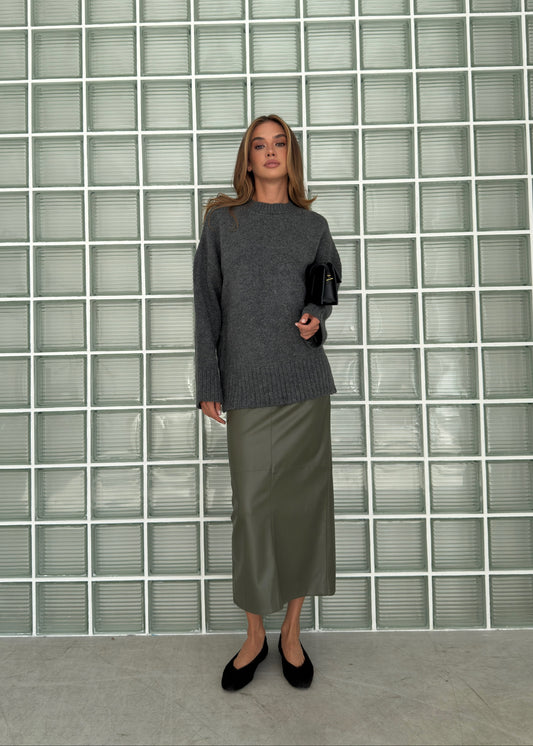 Спідниця міді з екошкіри