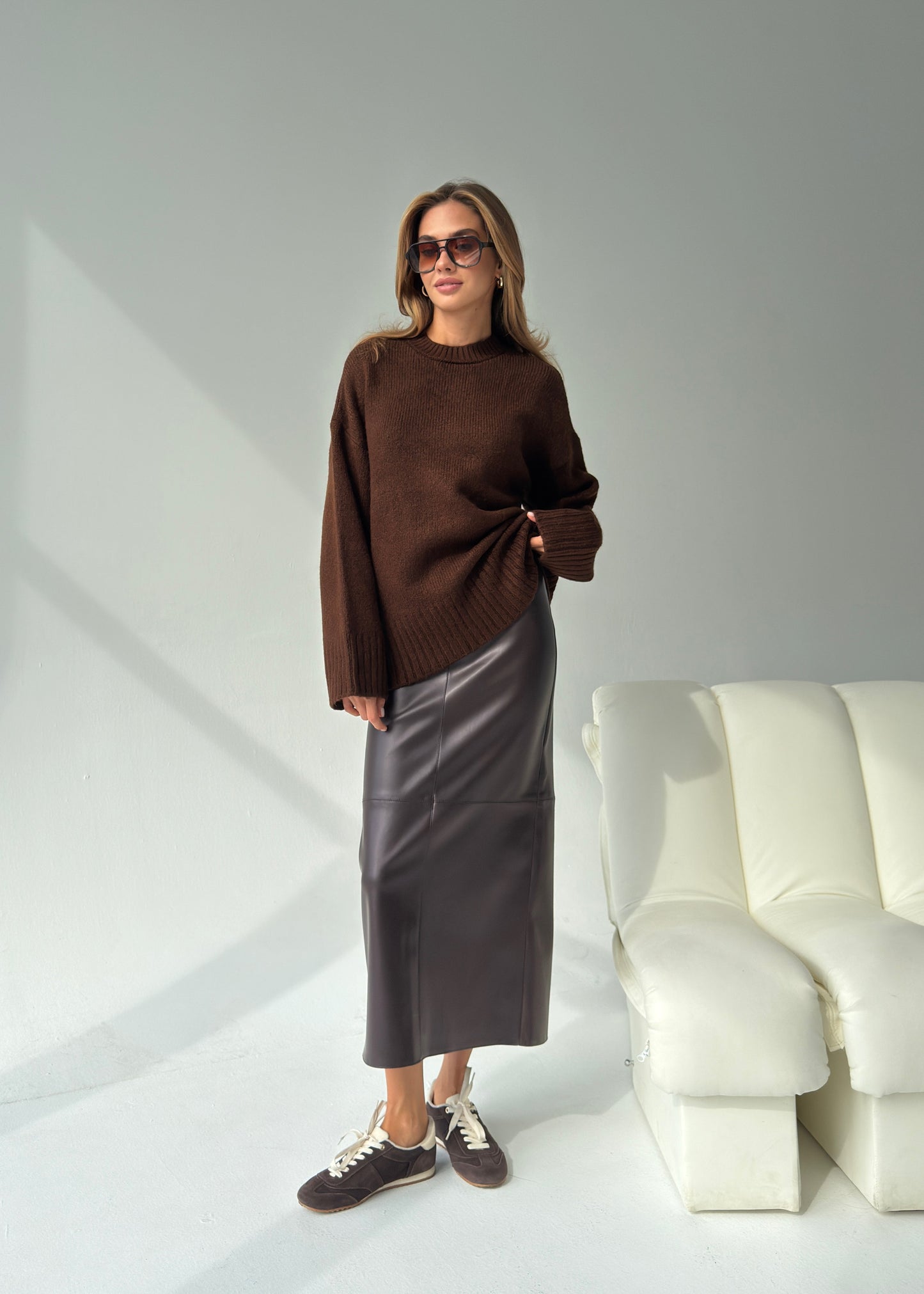 Спідниця міді з екошкіри