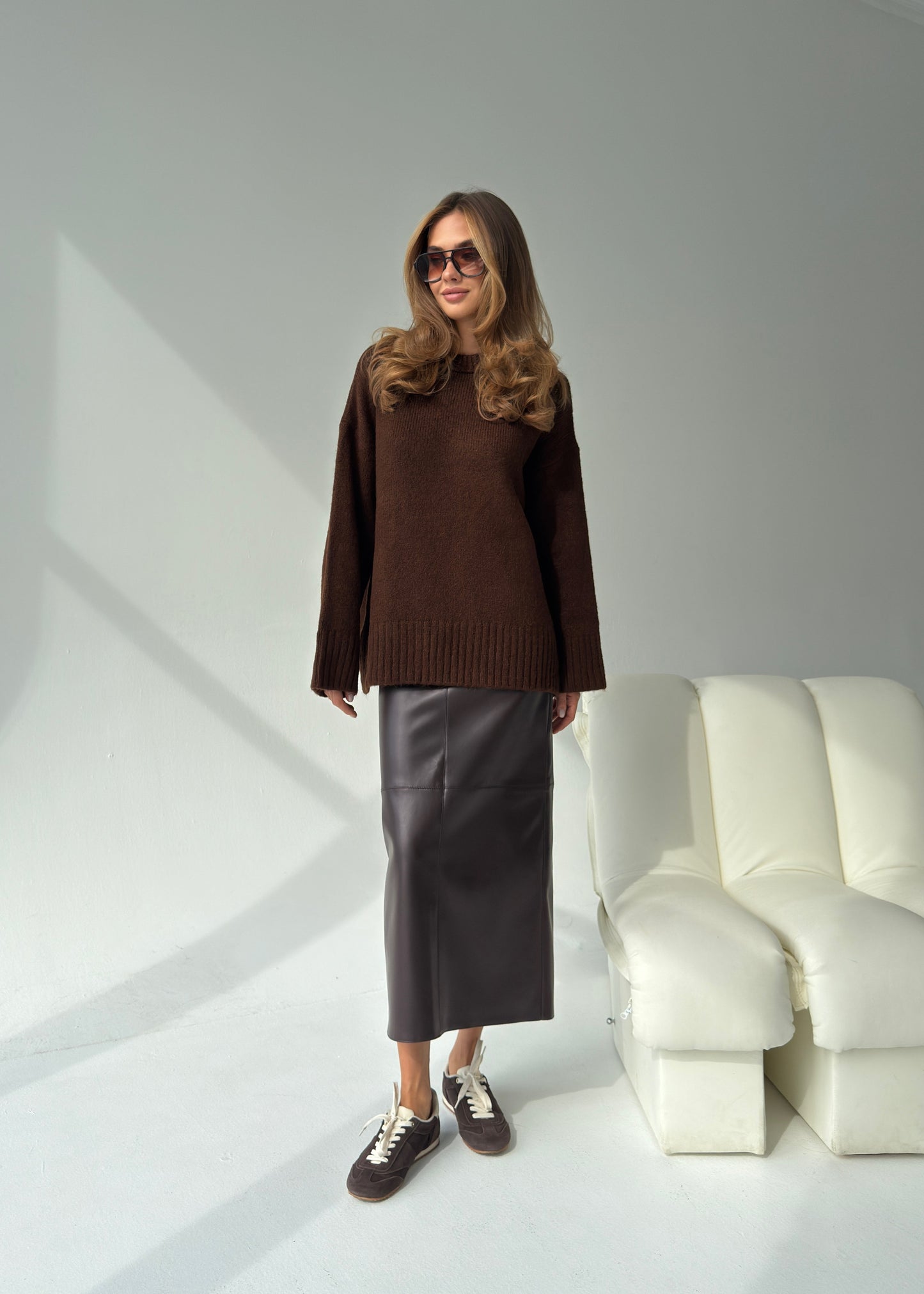 Спідниця міді з екошкіри