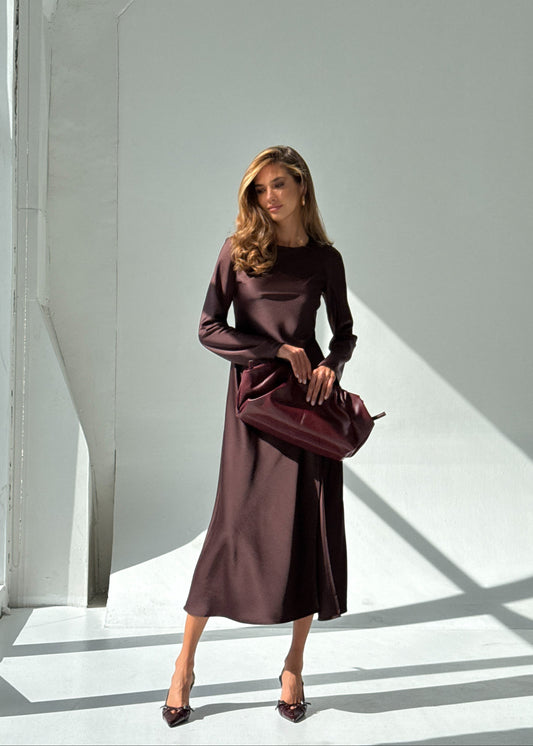 Сатинова сукня з розрізом