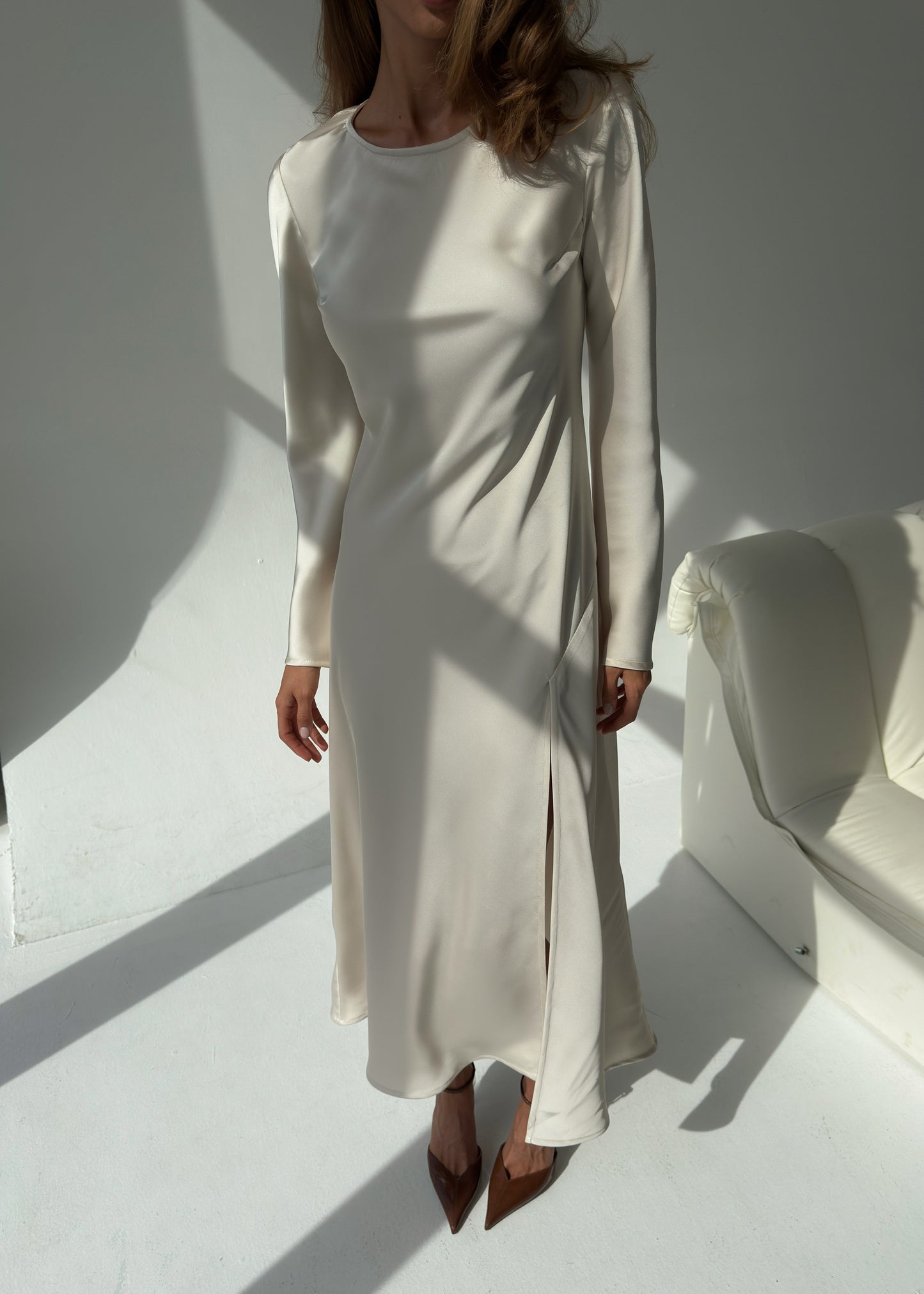 Сатинова сукня з розрізом