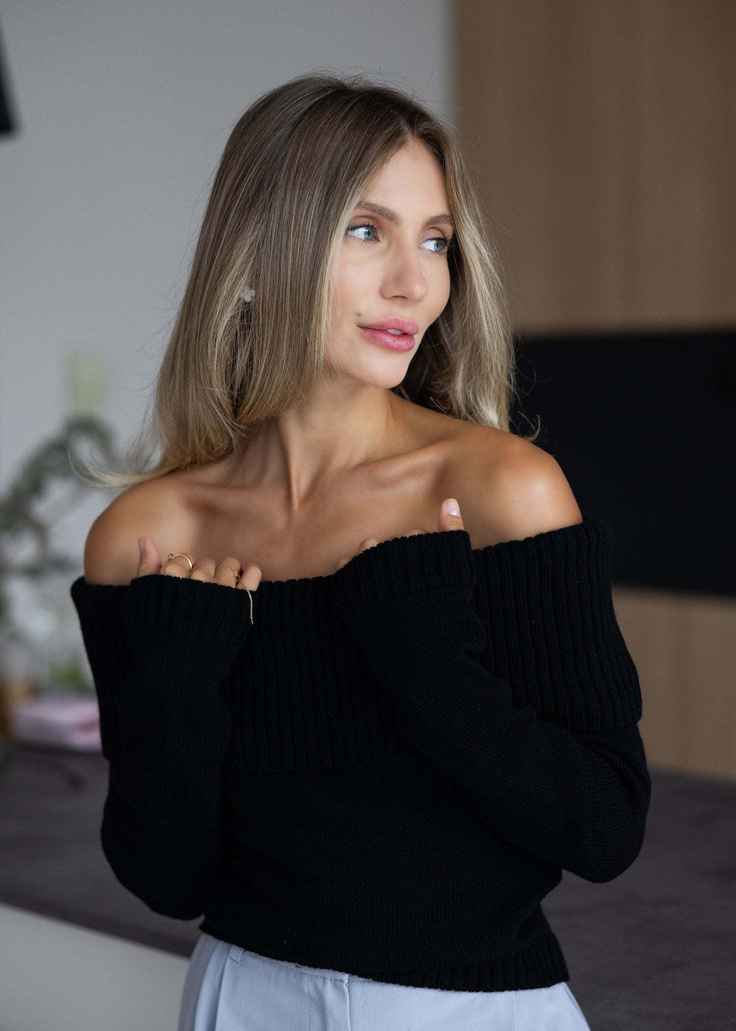 Светр із відкритими плечима