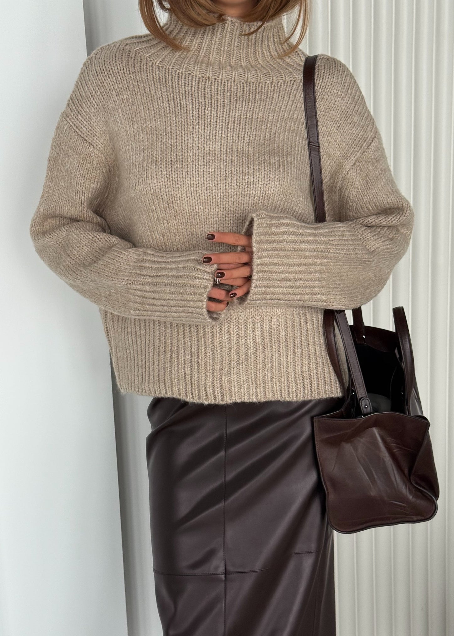 В'язаний светр з коміром