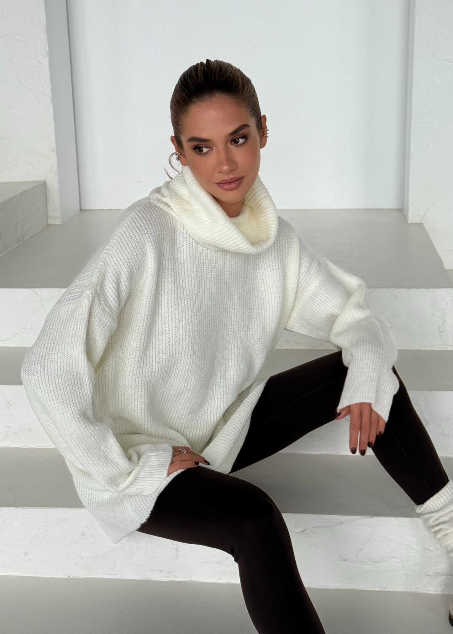 Вільний в'язаний светр з коміром