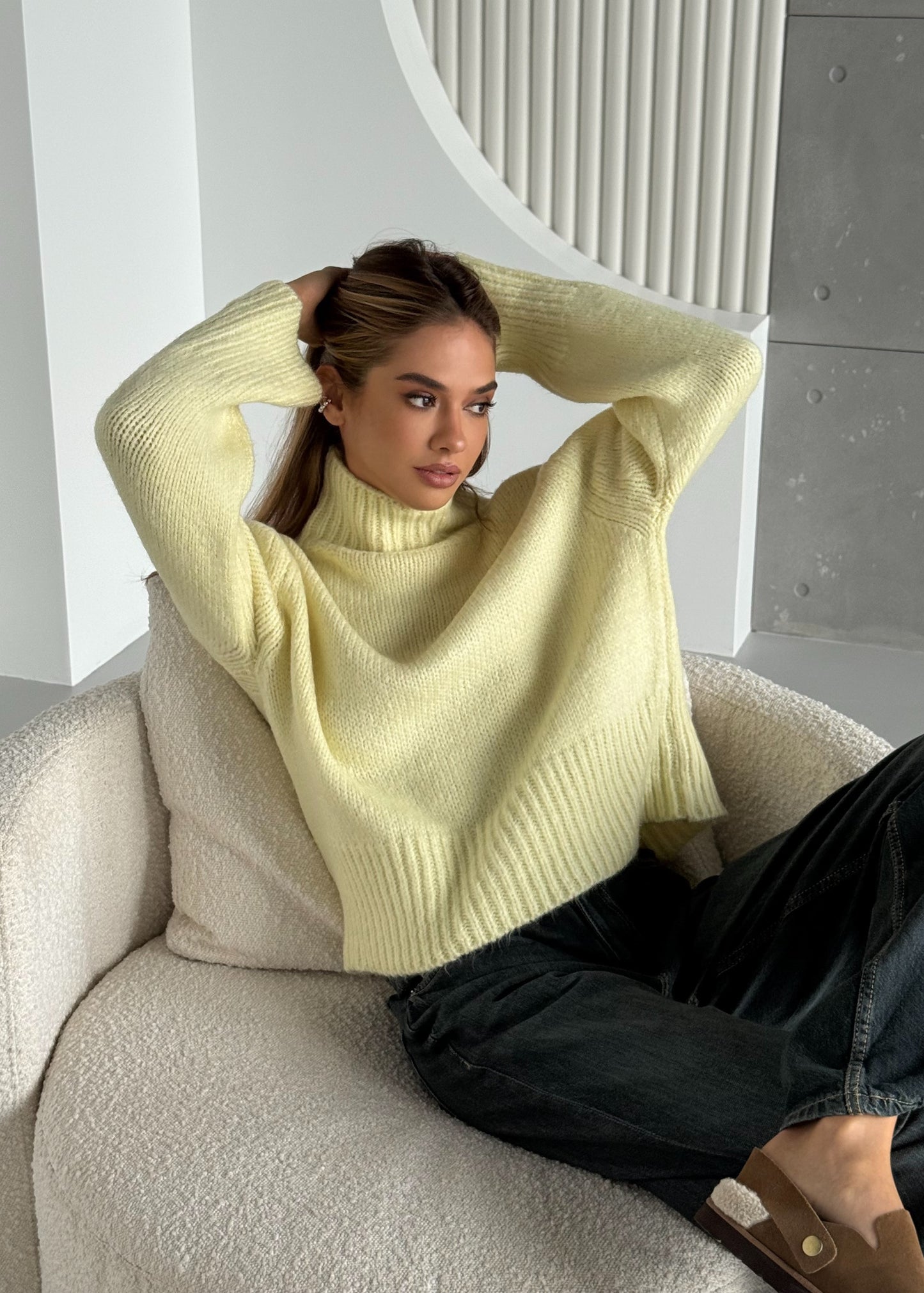 В'язаний светр з коміром