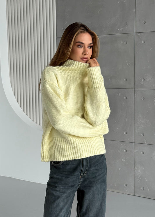 В'язаний светр з коміром