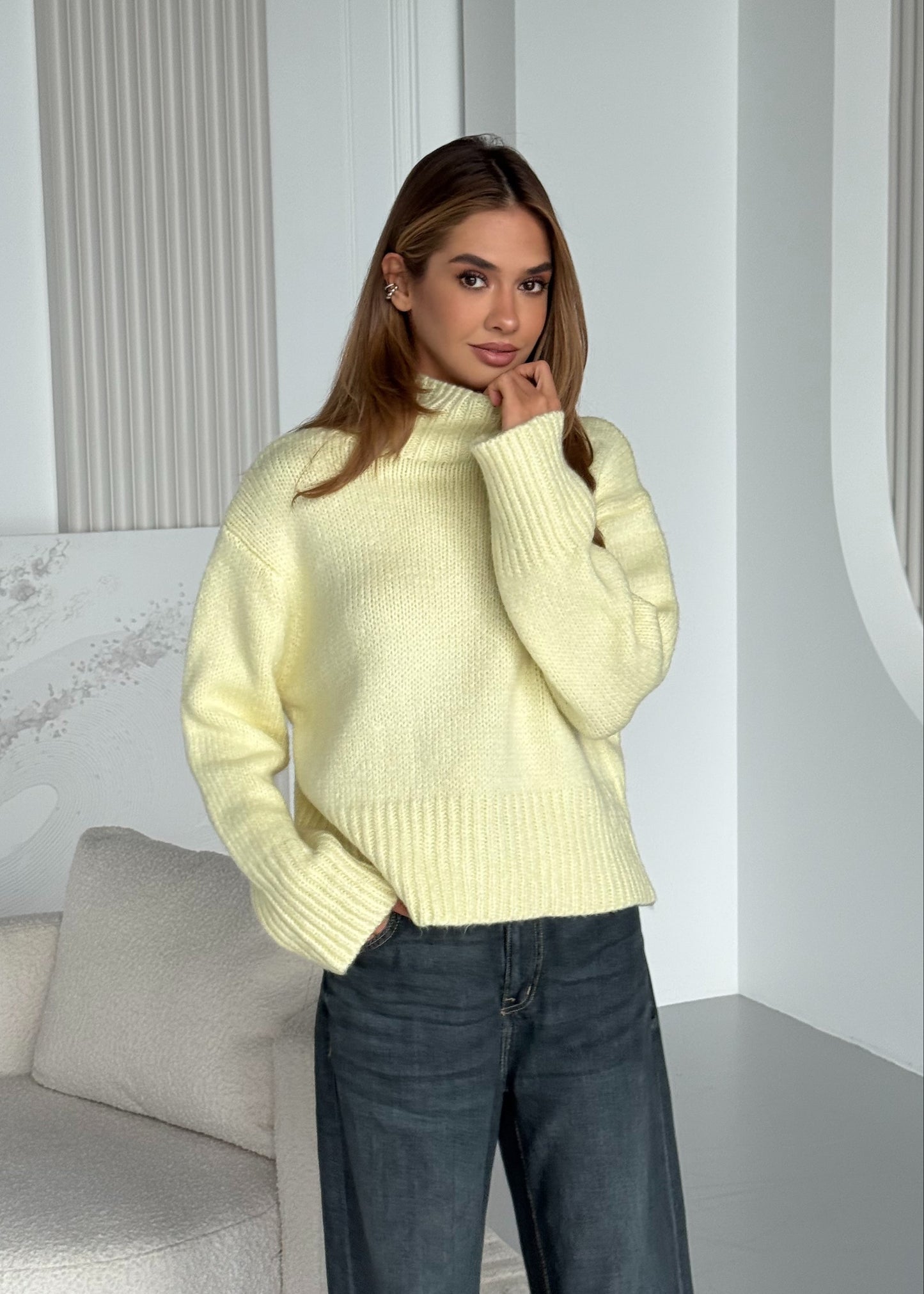 В'язаний светр з коміром