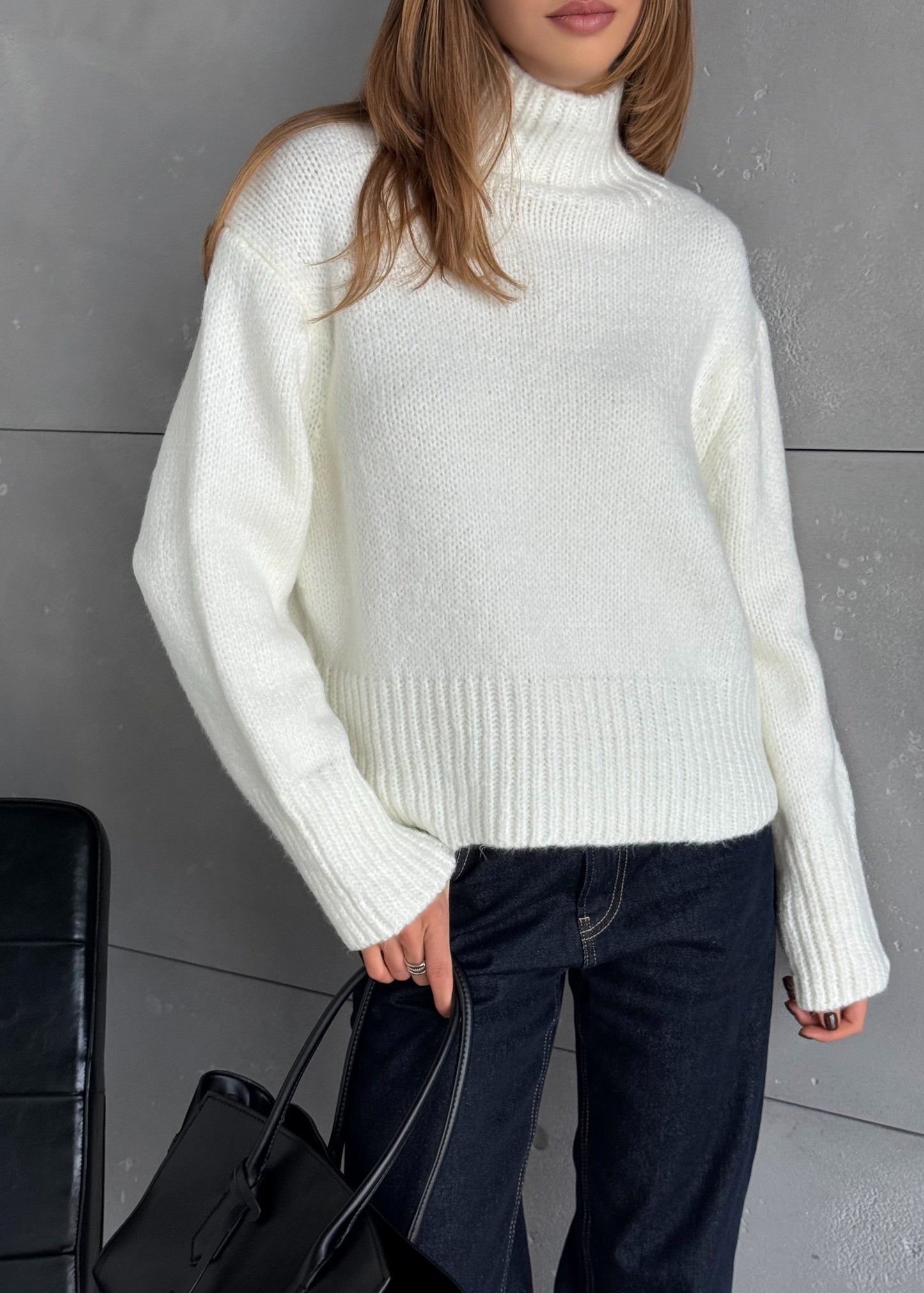 В'язаний светр з коміром