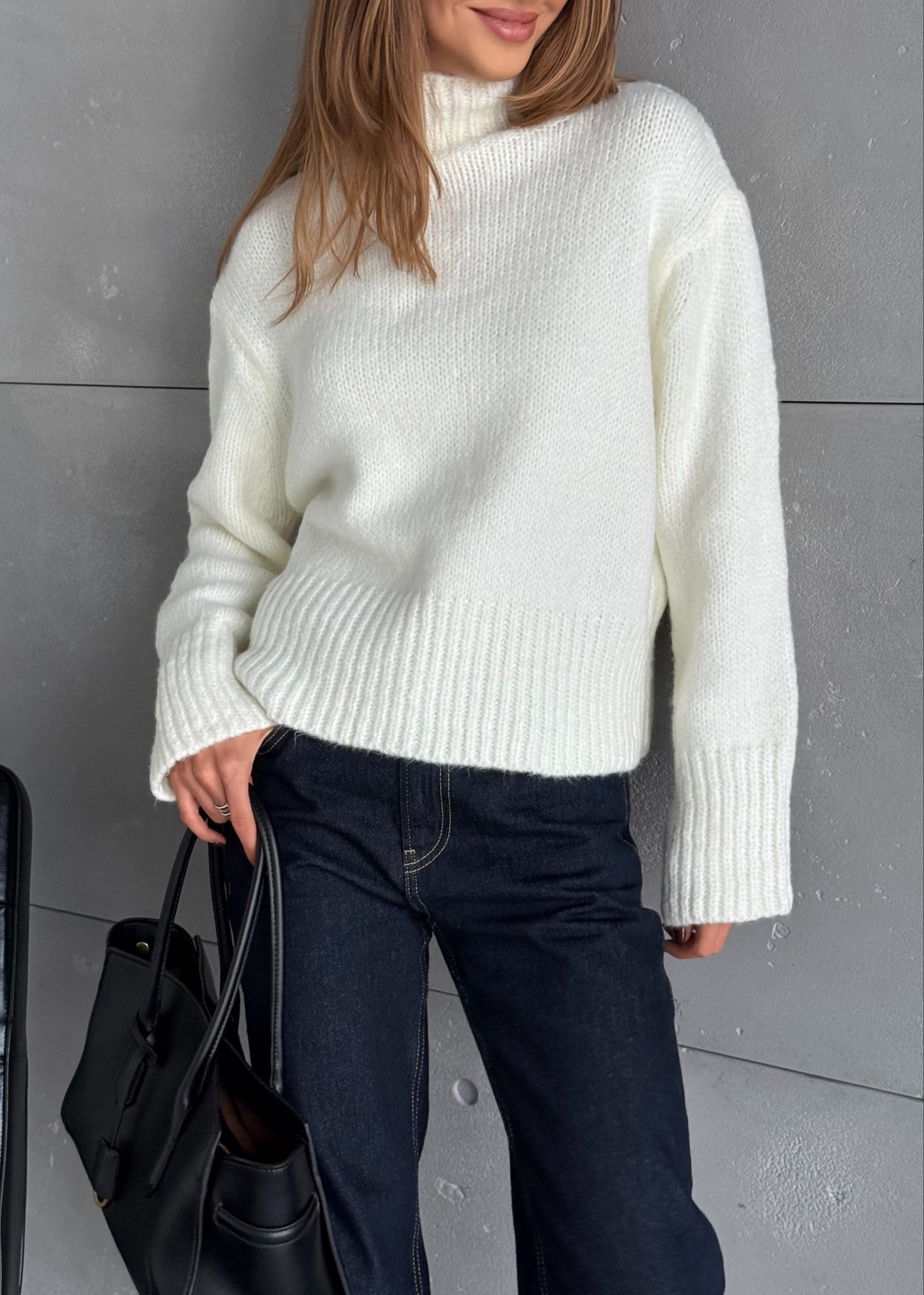 В'язаний светр з коміром