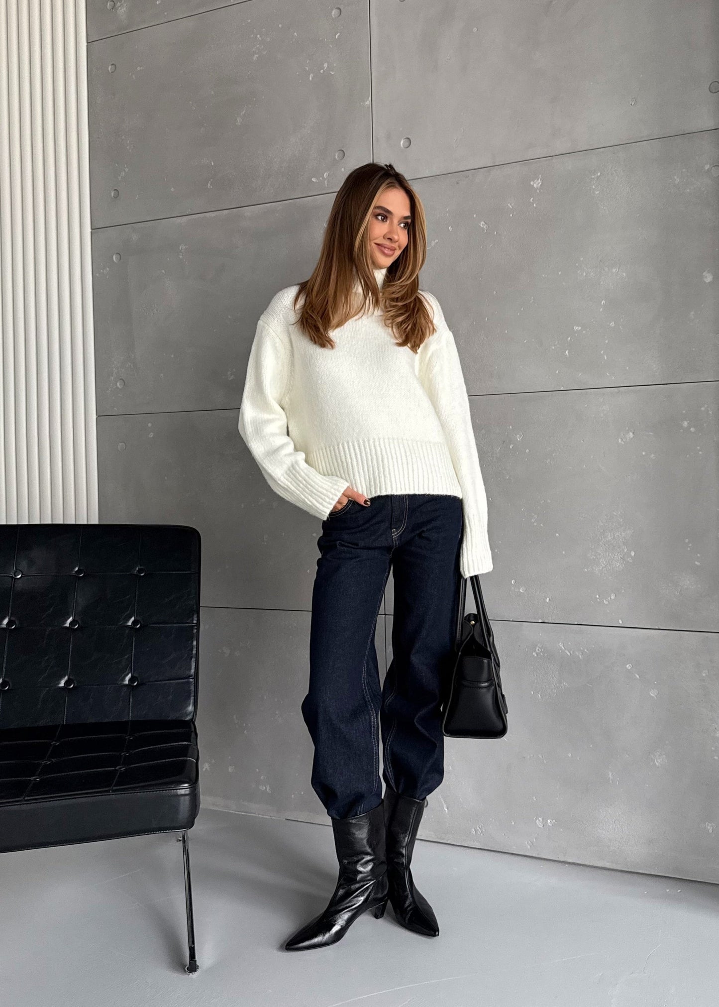 В'язаний светр з коміром