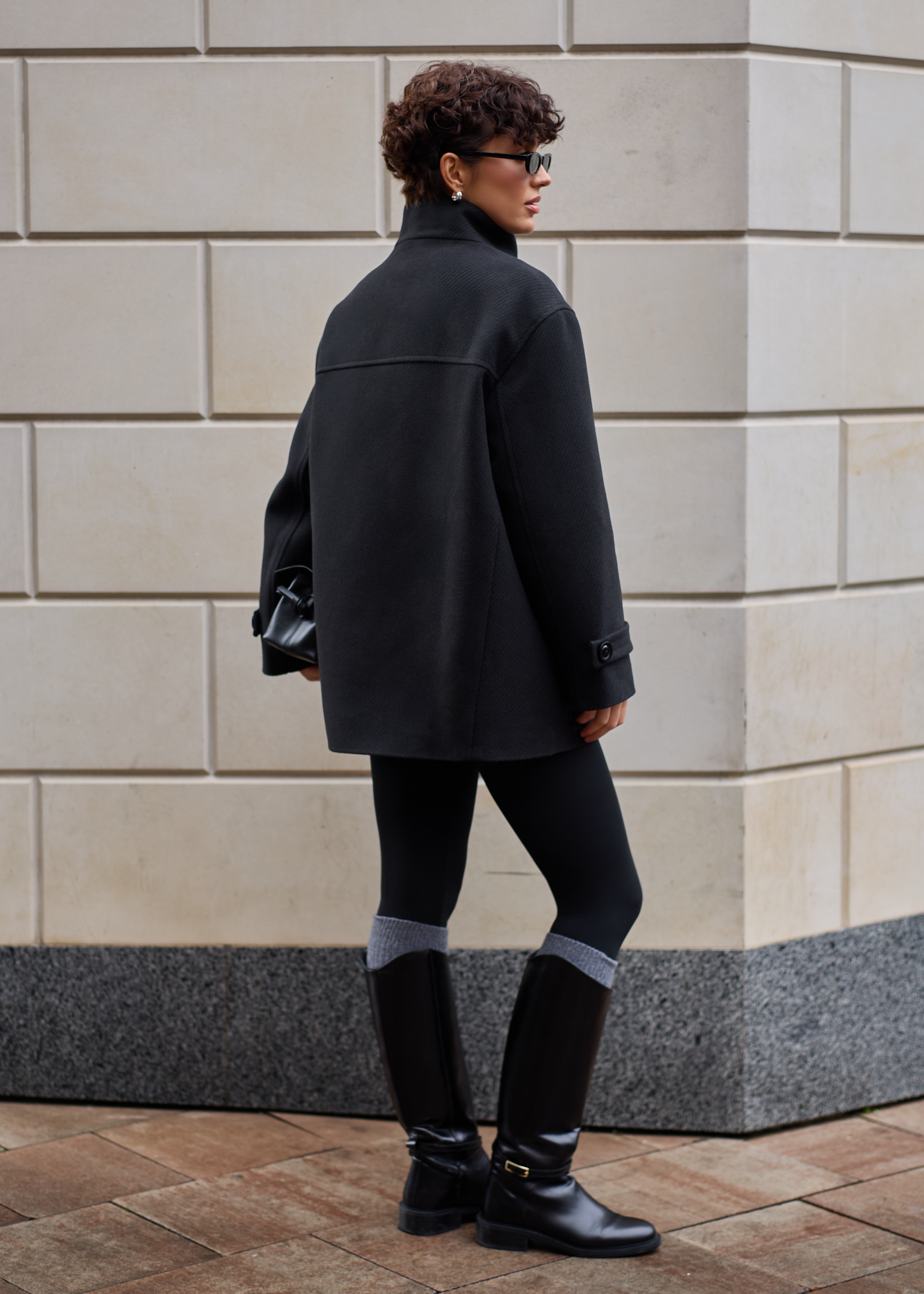 Вкорочене об'ємне пальто