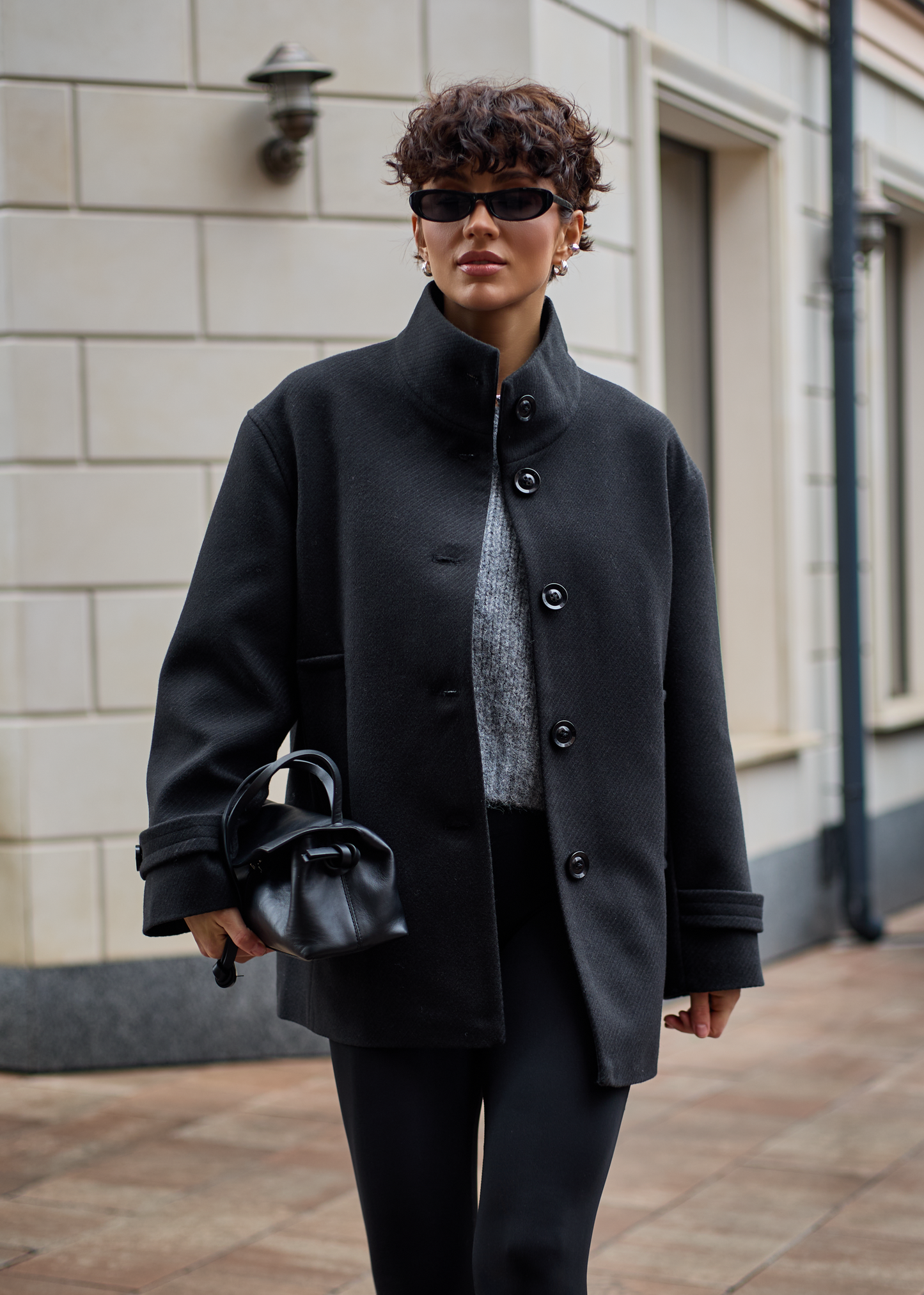 Вкорочене об'ємне пальто