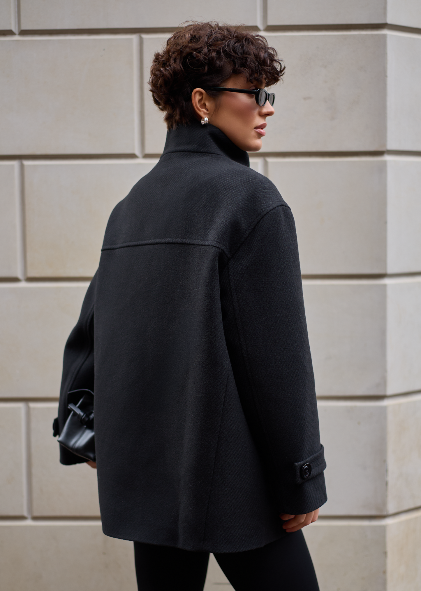 Вкорочене об'ємне пальто